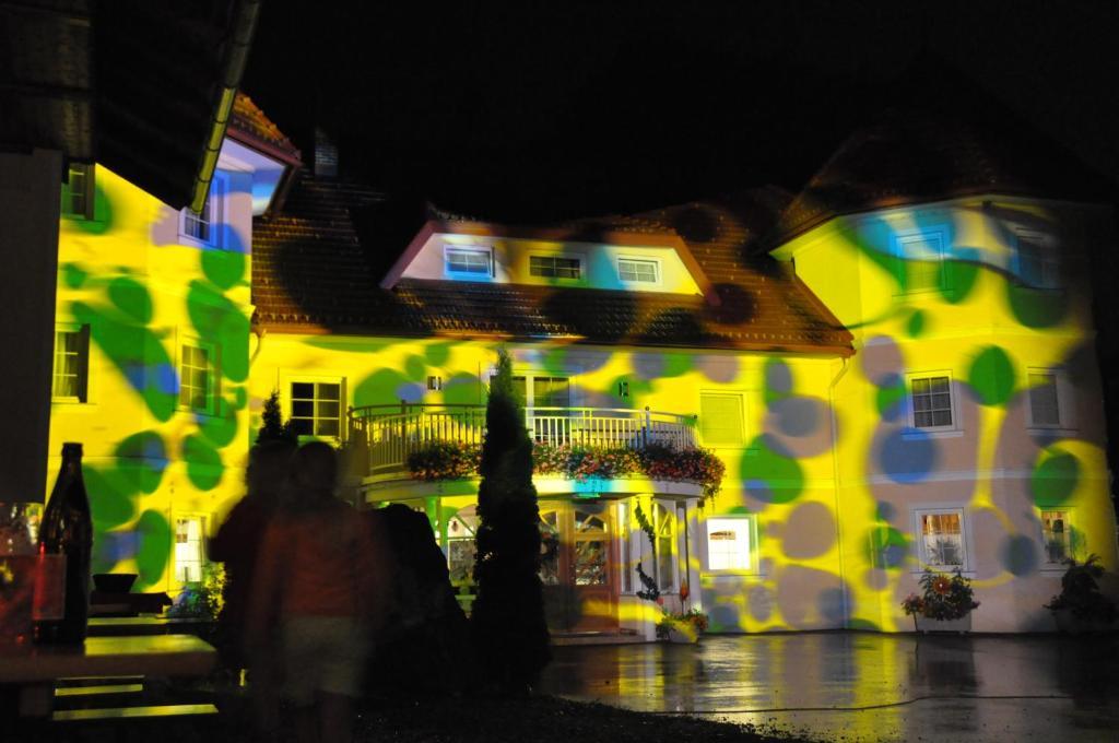 ホテルFerien Am Talhof Sankt Urban エクステリア 写真